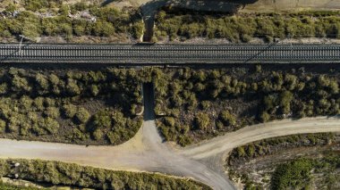 Tren raylarından geçen bir tünelin havadan görüntüsü