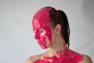 Güzel bir kadının portresi, yüzü boyanmış.