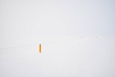 Kışın beyaz dağda kar direği