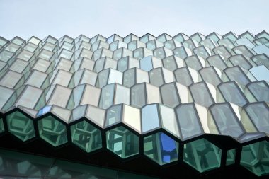 Duvarında altıgen ayrıntıları olan binanın dış yüzeyi