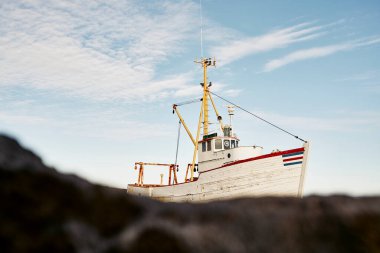 Kayalık kıyıya demir atmış balıkçı teknesi