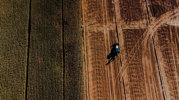 Bovenaanzicht Van Een Trekker Een Bebouwd Veld Naast Een Ander — Stockfoto