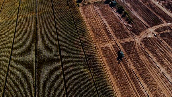 Αεροφωτογραφία Ελκυστήρα Καλλιεργούμενο Αγρό Δίπλα Άλλο Αγρό — Φωτογραφία Αρχείου