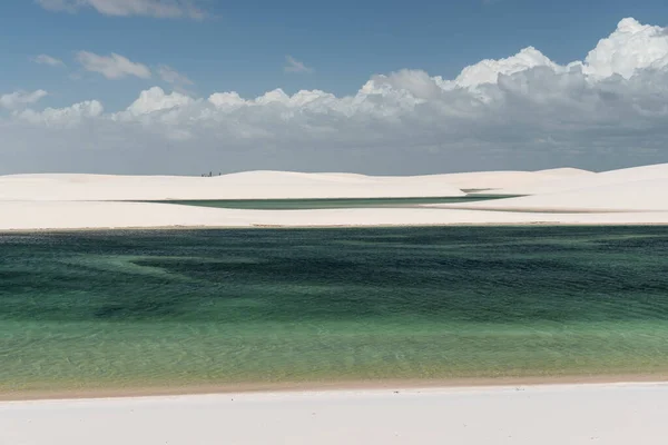 Prachtig Uitzicht Blauwe Regenwaterlagune Witte Zandduinen Lenois Maranhenses Maranhao State — Stockfoto