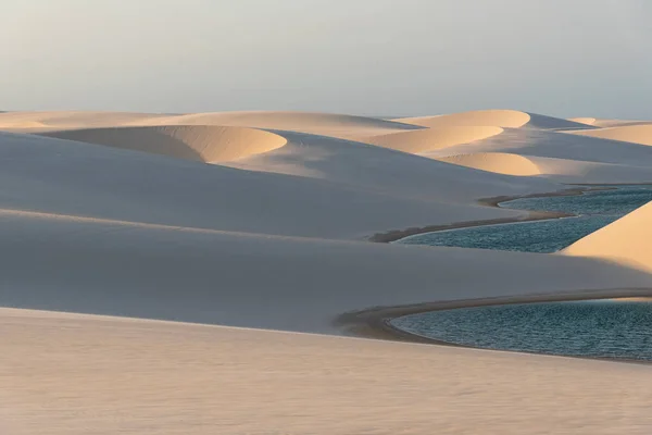Schöner Blick Auf Die Blaue Regenwasserlagune Auf Weißen Sanddünen Lenois — Stockfoto