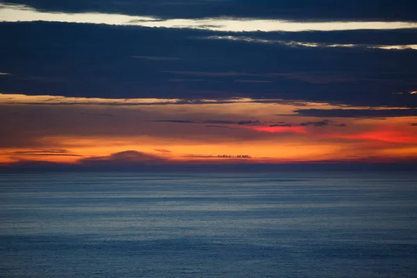 Pomarańczowe Zachmurzenie Słońca Nad Oceanem — Zdjęcie stockowe
