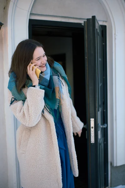 Jovem Sorrindo Mulher Saindo Prédio Falando Telefone — Fotografia de Stock
