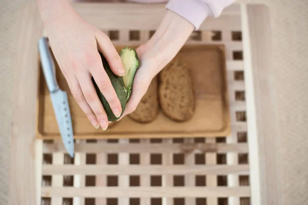 Bovenaanzicht Van Jonge Vrouw Handen Open Avocado — Stockfoto