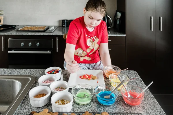 Young Girl Decorating Christmas Gingerbread Cookies — Stock Photo, Image