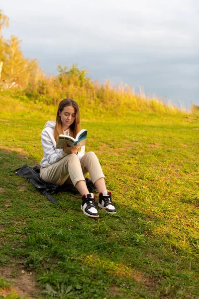 Una Joven Estudiante Está Sentada Parque Leyendo Libro Texto — Foto de Stock