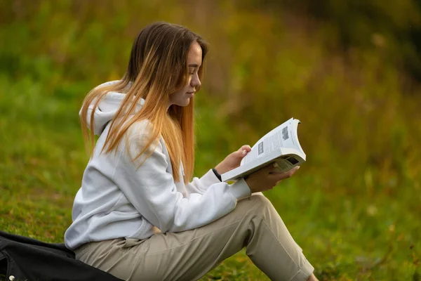 Student Girl Reads Textbook Park — Stock Photo, Image