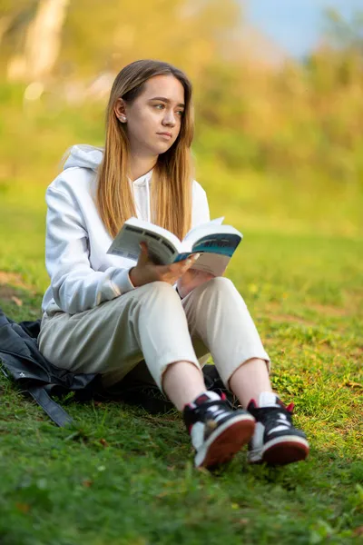 Una Estudiante Sostiene Libro Sus Manos Mira Distancia — Foto de Stock