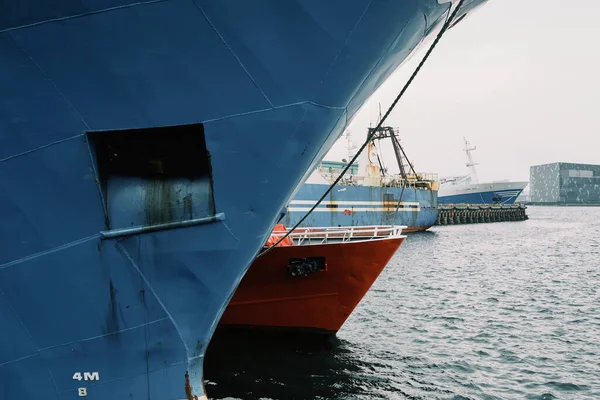 Βιομηχανικά Σκάφη Αγκυροβολημένα Στον Βυθισμένο Ωκεανό Στο Λιμάνι — Φωτογραφία Αρχείου