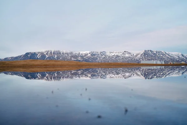 Sněžný Odraz Zamrzlém Jezeře Zimě — Stock fotografie