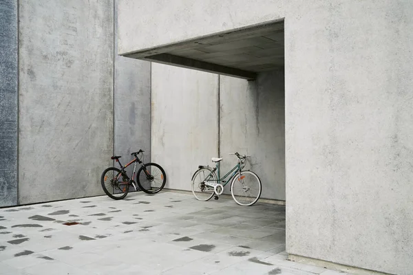 Σύγχρονα Ποδήλατα Κοντά Τσιμεντένιο Κτίριο — Φωτογραφία Αρχείου