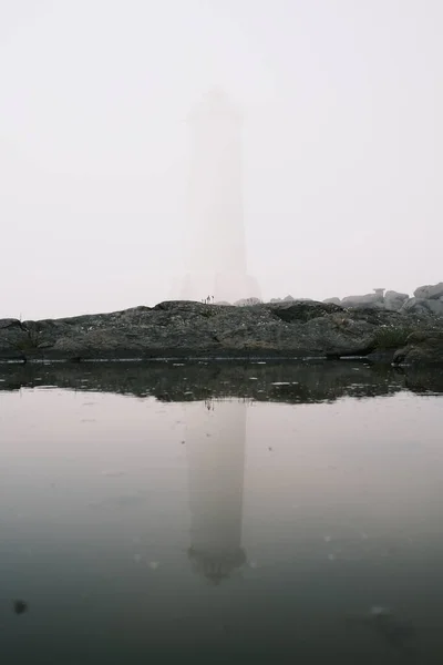 See Spiegelt Leuchtturm Steinufer Nebel — Stockfoto
