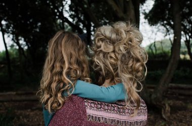 Anne ve kızları kıvırcık saçlı.