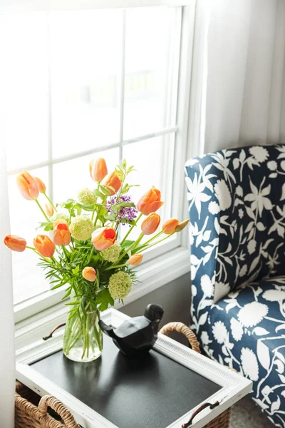 Hoş Oturma Odasında Güzel Yaz Çiçekleri — Stok fotoğraf