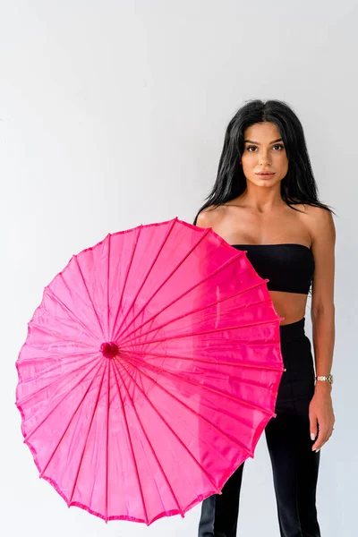 Aantrekkelijke Jonge Vrouw Poseren Met Kleurrijke Parasols — Stockfoto