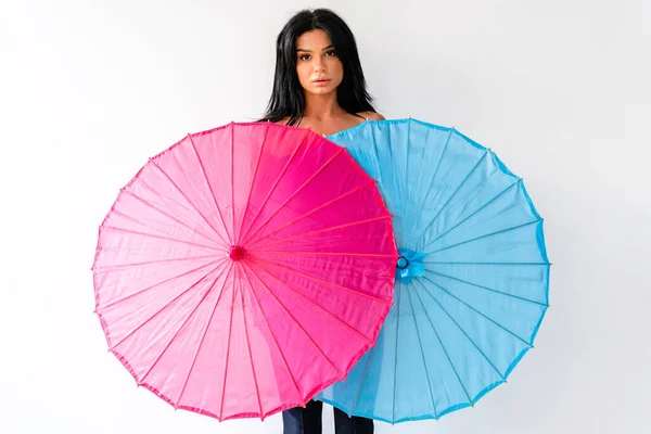 Attraktive Junge Frau Posiert Mit Bunten Regenschirmen — Stockfoto