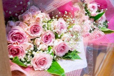 Pembe, beyaz gül buketi ve çigila.