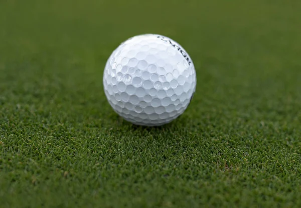 Close Bola Golfe Grama — Fotografia de Stock