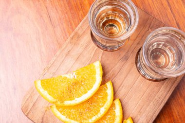 İki portakal dilimli mezcal.
