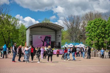 Güneşli bir bahar gününde şehir parkında Kropyvnytskyi botanik bahçesi