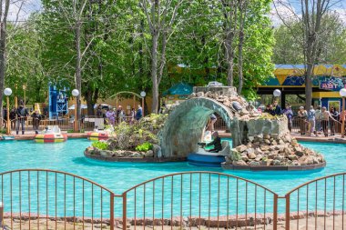 Güneşli bir bahar gününde şehir parkında Kropyvnytskyi botanik bahçesi