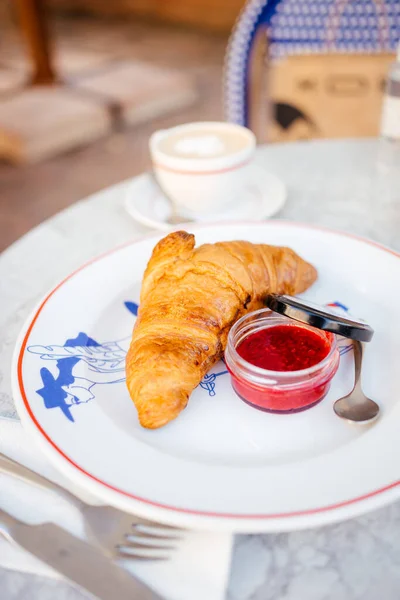 Frisches Croissant Und Marmelade Glas Auf Dem Tisch — Stockfoto