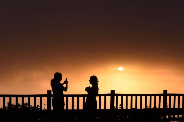 Silhoutte Two Young Adult Women Standing Sunset Sun — Stock Photo, Image