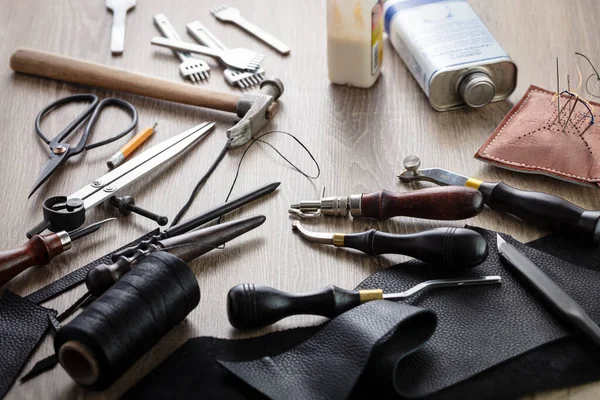 Deri el işi aletleri kavramı. Hakiki deri renkleri.