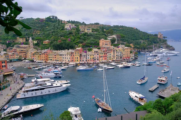 Case Colorate Portofino Con Arco Foglie Naturali — Foto Stock