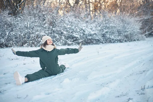 Νεαρή Γυναίκα Χειμωνιάτικη Φόρμα Κάθεται Μακρύ Σπάγκο Στο Χιόνι — Φωτογραφία Αρχείου