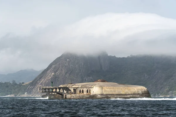 Schöner Blick Auf Ozeaninsel Festung Mit Berg Auf Dem Rücken — Stockfoto