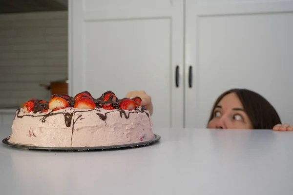 Mädchen Isst Kuchen Der Küche Hause — Stockfoto