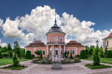 Zolochiv, Ukrayna 06.07.2021. Ukrayna 'nın Galiçya bölgesindeki Zolochiv Kalesi' nde güneşli bir yaz gününde Çin sarayı.