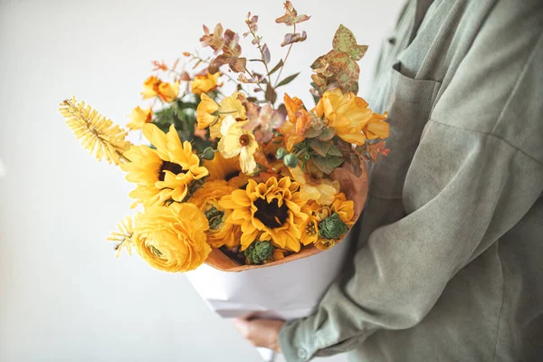 手持っ束明るい秋のオレンジ花束 — ストック写真