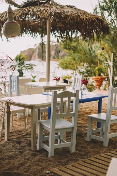 Beyaz Ahşap Masaları Sandalyeleri Palmiyeleri Olan Teras — Stok fotoğraf