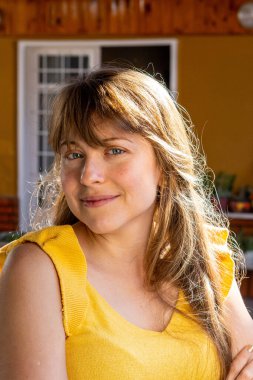 Sarı kazaklı, açık mavi gözlü güzel sarışın kadın.