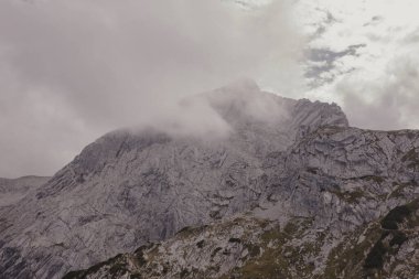 Bulutlar ve sis kaplı dağın tepesinde