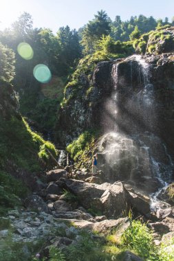 Bir yürüyüşçü Pireneler 'deki çağlayan D' ars şelalesine hayran.