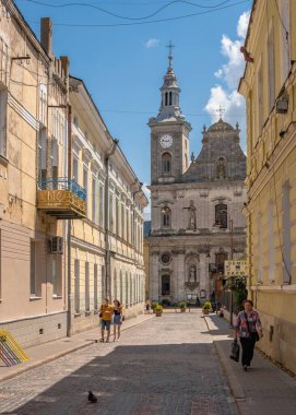 Zolochiv, Ukrayna 06.07.2021. Güneşli bir yaz gününde, Ukrayna 'nın Lviv bölgesindeki Zolochiv' de Theotokos Kosciol 'un yatakhanesi