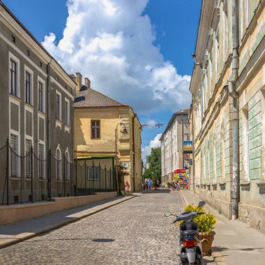 Zolochiv, Ukrayna 06.07.2021. Ukrayna 'nın Lviv bölgesindeki Zolochiv şehrinin ana yaya sokağı güneşli bir yaz gününde