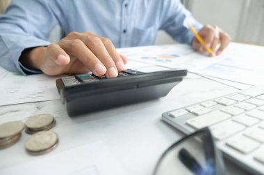 Ekonomi Tasarruf Fonu konsepti. Muhasebeci ya da bankacı nakit faturasını hesaplar.