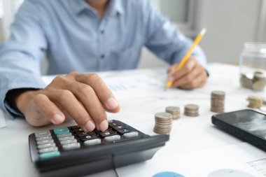 Ekonomi Tasarruf Fonu konsepti. Muhasebeci ya da bankacı nakit faturasını hesaplar.