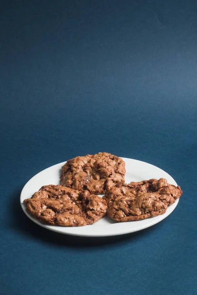 Шоколадне Печиво Синьому Фоні — стокове фото