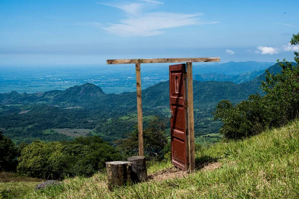 Porte Ouverte Milieu Une Prairie — Photo