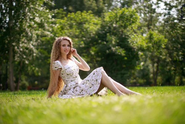 Chica Rubia Sonriente Con Pelo Largo Sentado Hierba Verde Vista — Foto de Stock