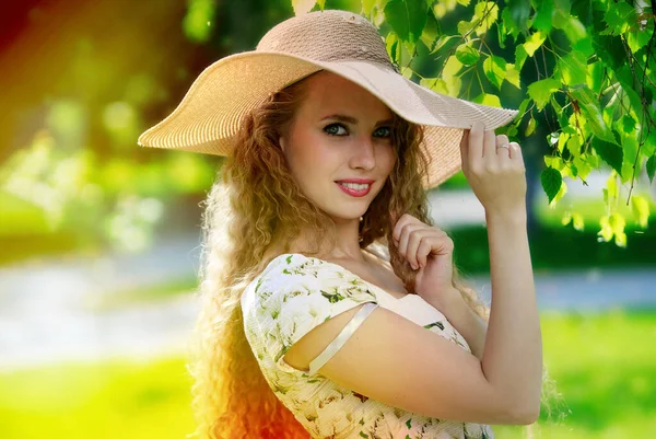 Ελκυστική Νεαρή Γυναίκα Φορώντας Καλοκαιρινό Φόρεμα Και Καπέλο Έξω Στο — Φωτογραφία Αρχείου